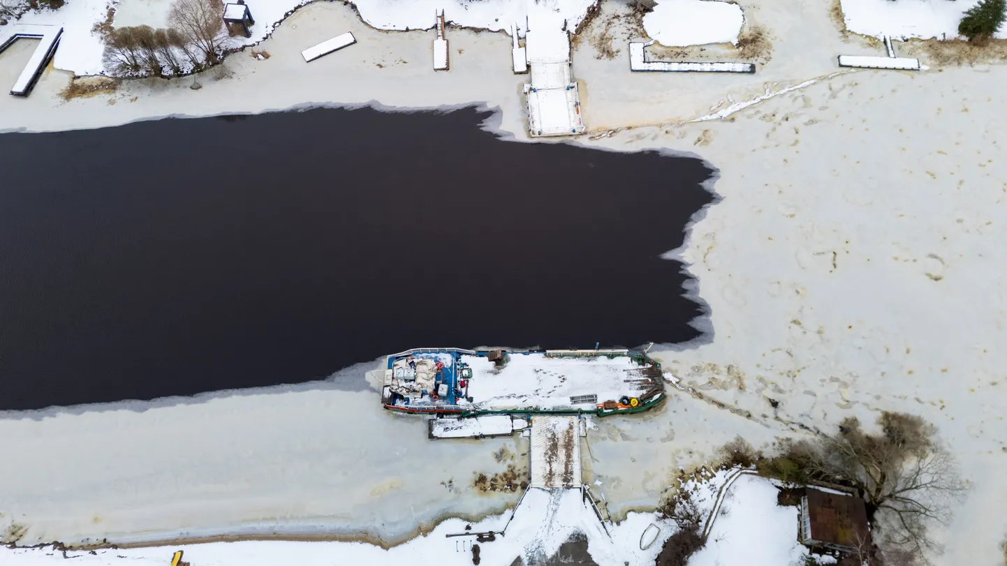 Kavastus seisab ankrus jõepraam Koit, mille järel on Emajões vaba vesi, Tartu pool on jõgi aga jääs.