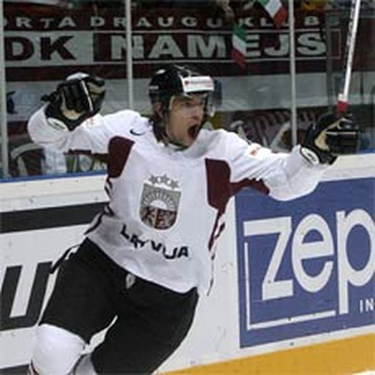 2007. gada 2. maijs, Maskava. Par Latvijas valstsvienības jauno līderi ir kļuvis Lauris Dārziņš (att. līksmo pēc pirmo vārtu guvuma). Lai iekļūtu turnīra otrajā posmā, ar trīs viņa iemestajām ripām izrādījās par maz. 