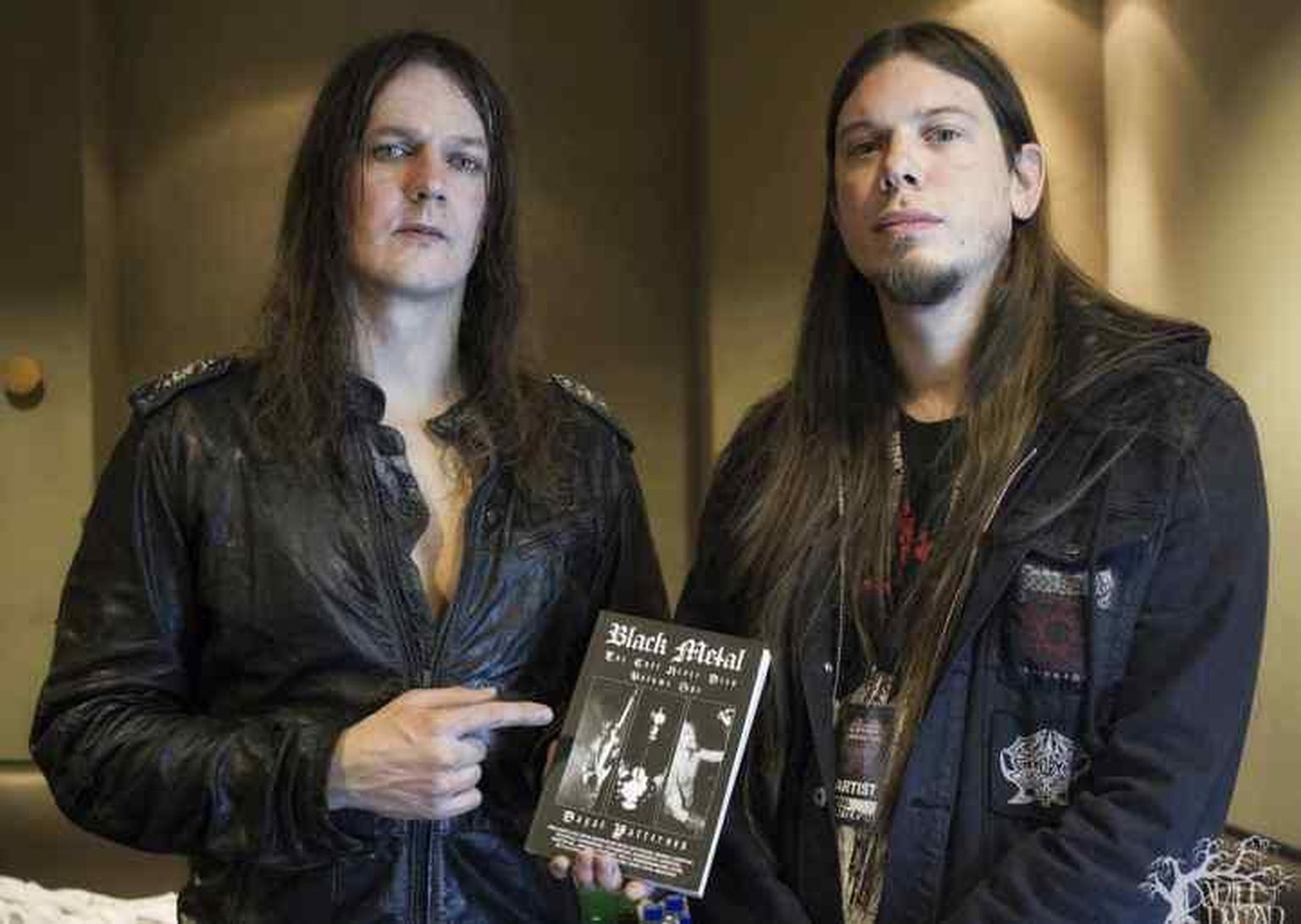 Kodumaine hevibänd Loits inglase Dayal Pattersoni black metali raamatus