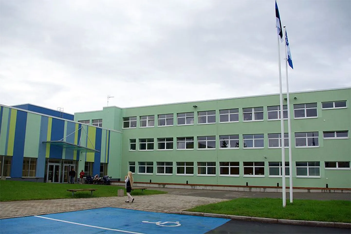 Varem teeninduskooli koduks olnud hoone seisis aastaid tühjana kuid on nüüd renoveeritud.