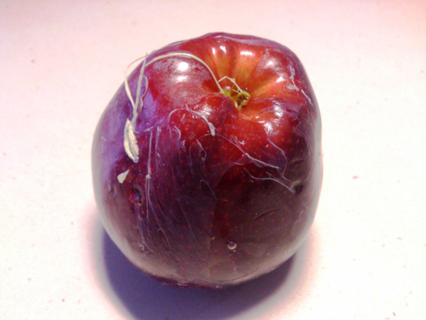 Stockmannist ostetud õunalt koorus pärast sooja vee all pesu valge kilejas moodustis.