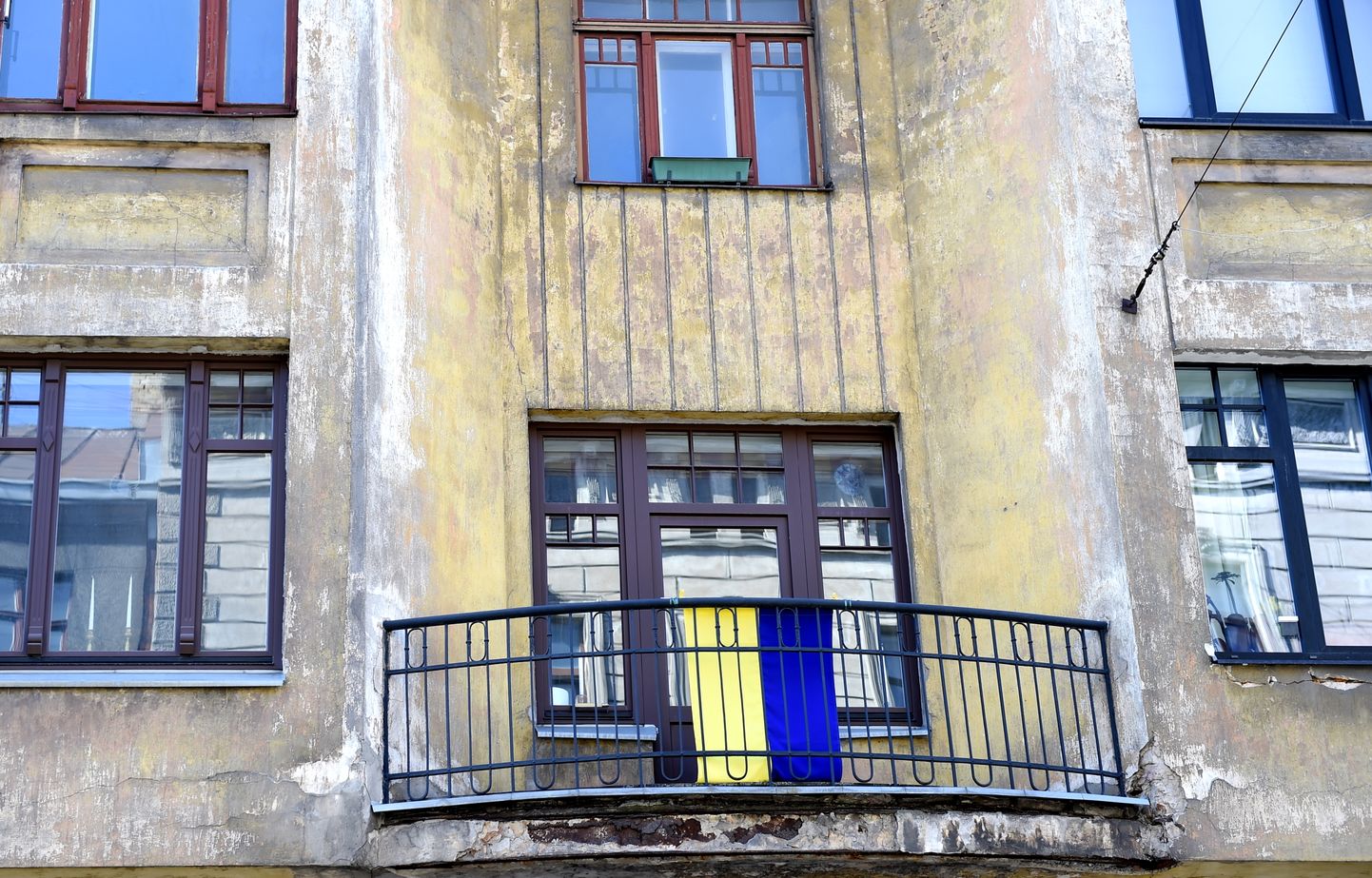 Ukrainas karogs uz ēkas balkona. Ilustratīvs attēls.