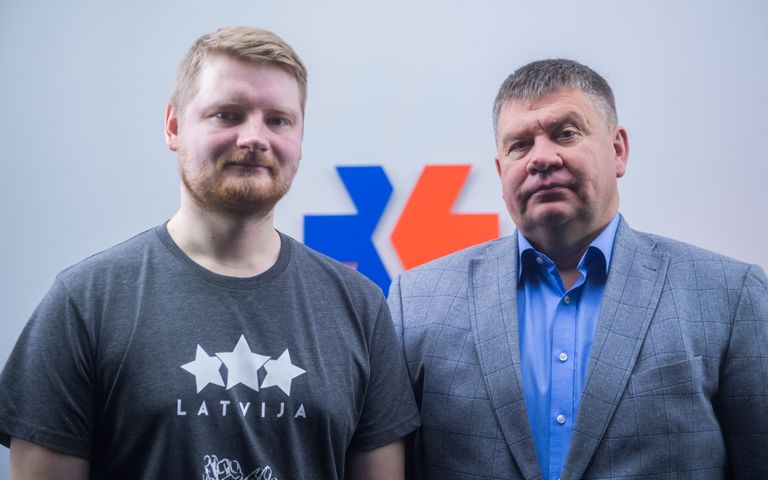 LHF prezidents Aigars Kalvītis (no labās) un TVNET Sporta nodaļas redaktors Mārtiņš Kļavenieks.