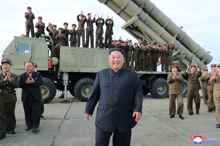 Kim Jong-un augustis 2019 koos sõjaväelastega.