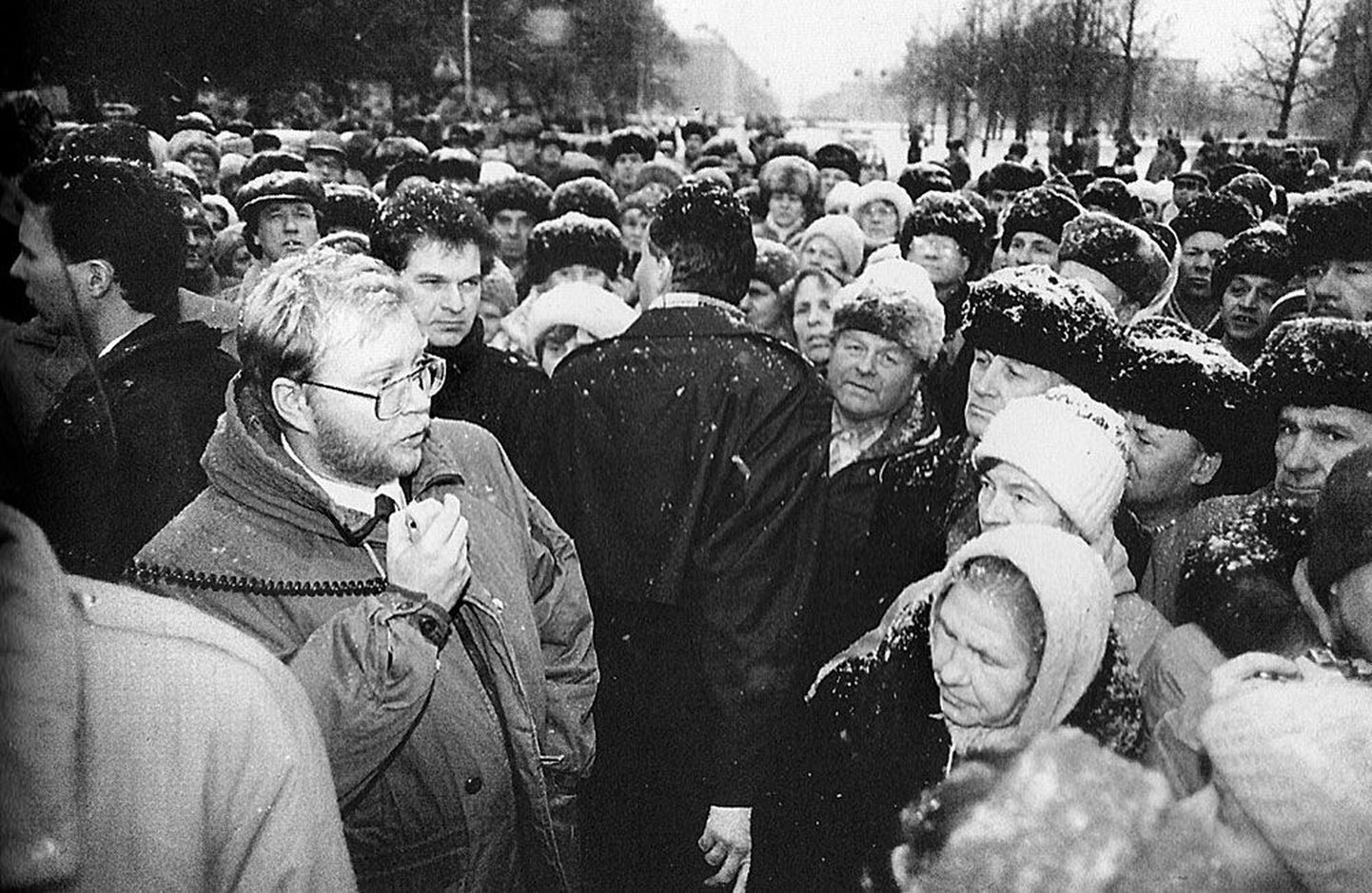 11. novembril 1992. aastal rahustab Mart Laar Narva linnavalitsuse esisele platsile kogunenud rahvast.