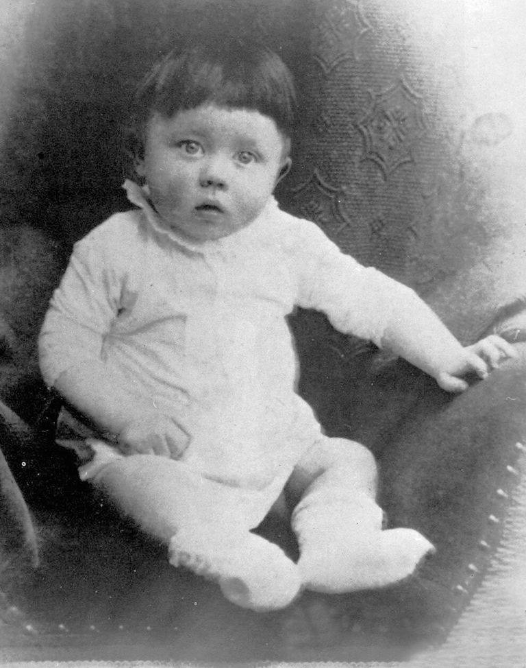 Esimene foto väikesest Adolf Hitlerist. 