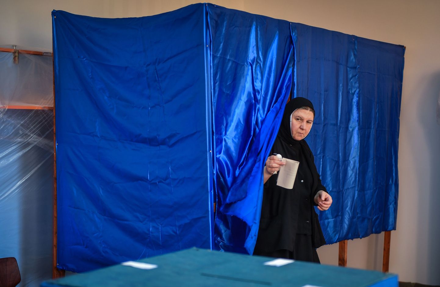 Nunn hääletamas pere määratlust puudutaval referendumil Branesti külas  Rumeenias.