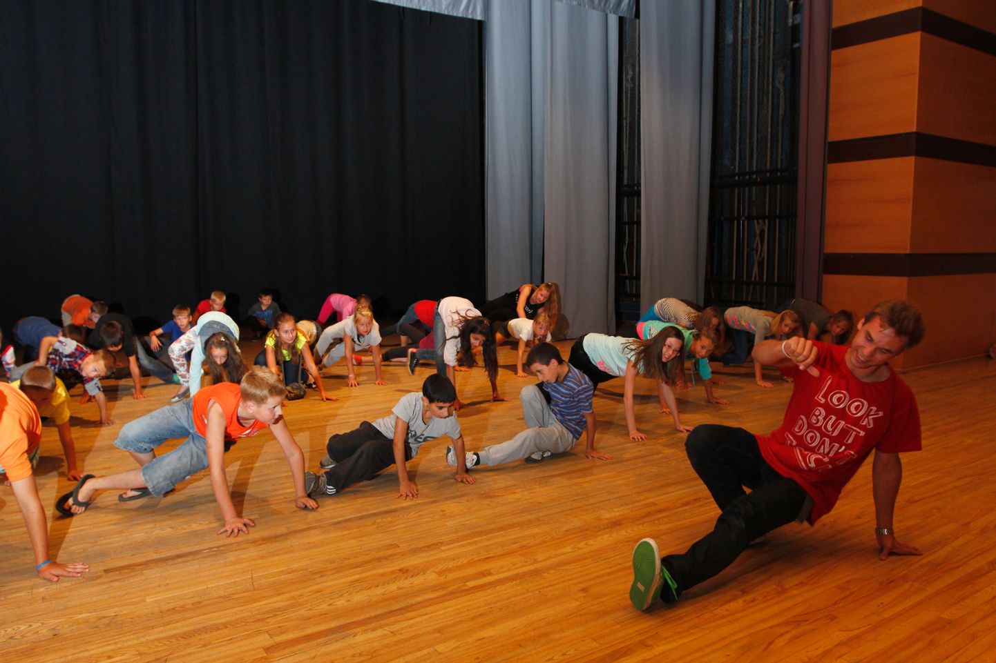 Laupäeval stuudio Joy korraldataval tantsufestivalil tutvustatakse huvilistele erinevaid tantsustiile. Fotol stuudio õpetaja Uģis Rācenis koos noortega eelmise aasta septembris toimunud stuudio hooaja avaüritusel tantsunumbriga esinemas.