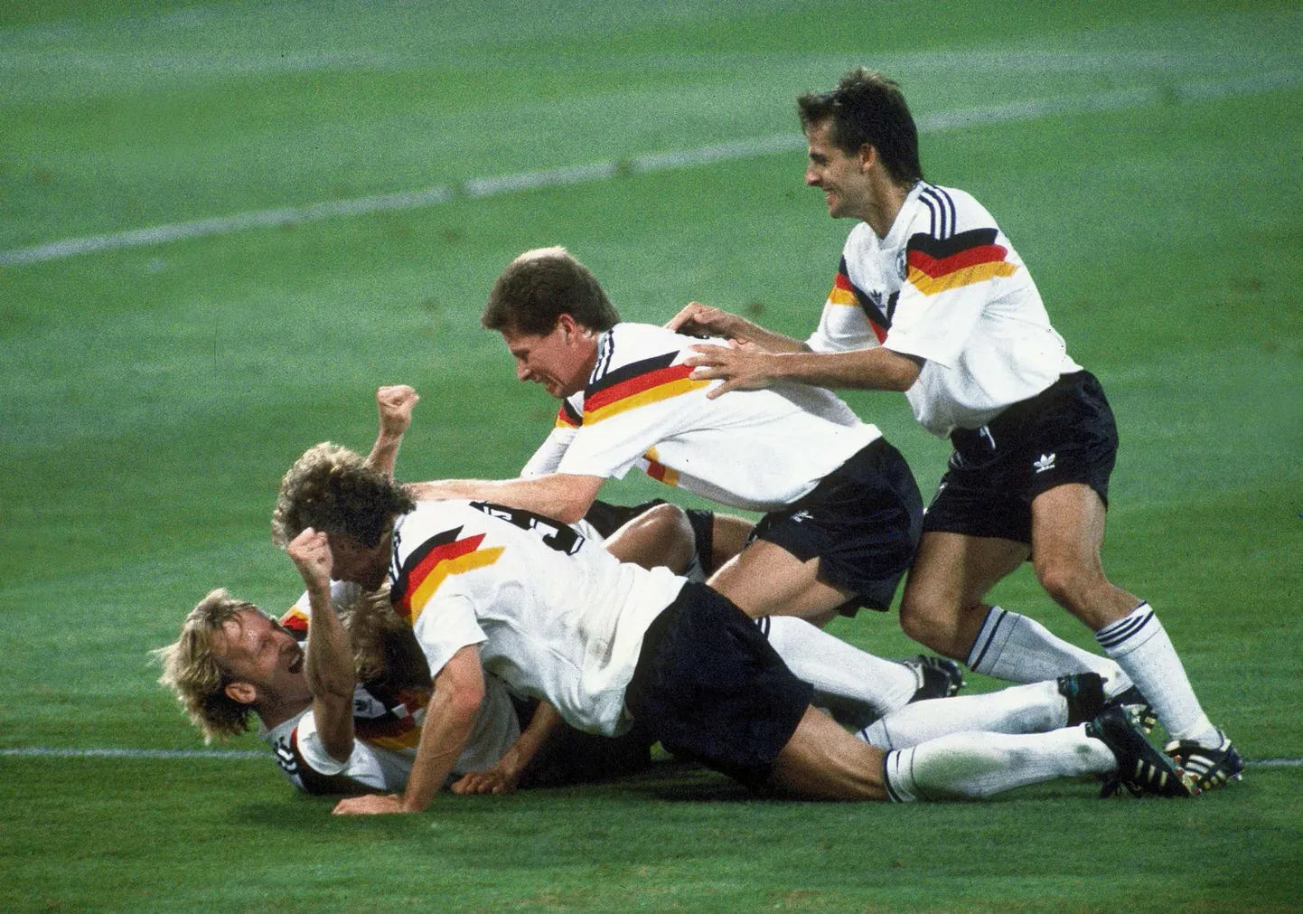 Sakslased tähistavad 1990. aasta MMi finaalis võidu toonud Andreas Brehme väravat