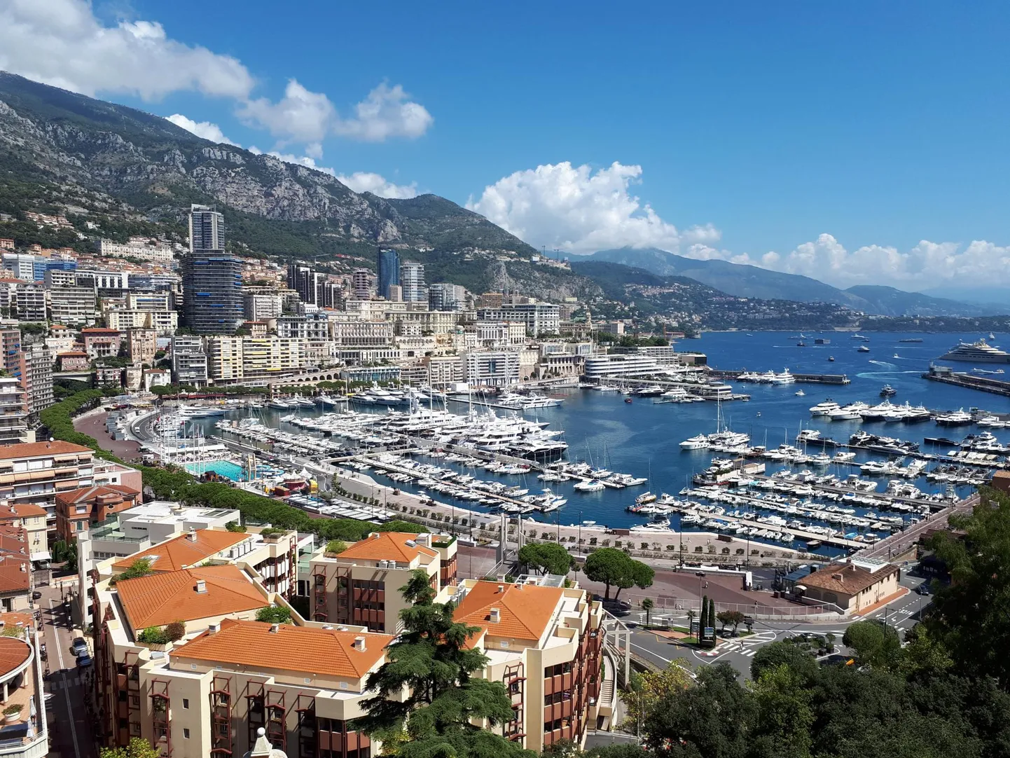 Monaco jahisadam. Taamal kõrguvad uusarendused.
