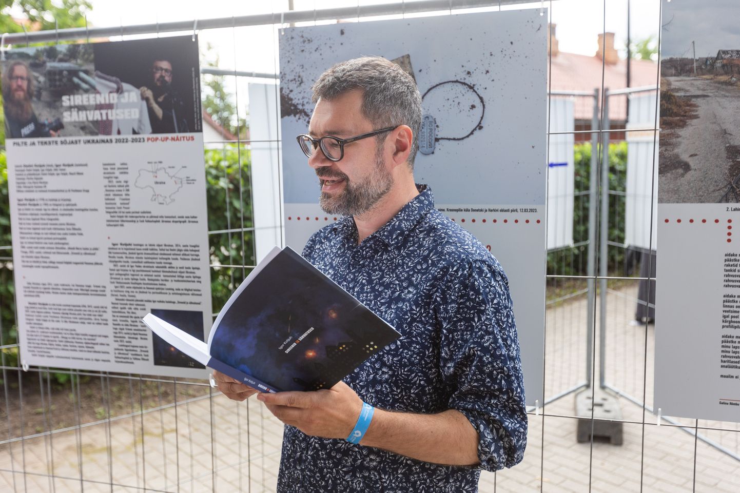 Paide kirjanik Igor Kotjuh suvise näituse "Sireenid ja sähvatused" avamisel Paides
