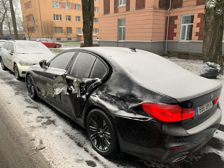 Поврежденный BMW.