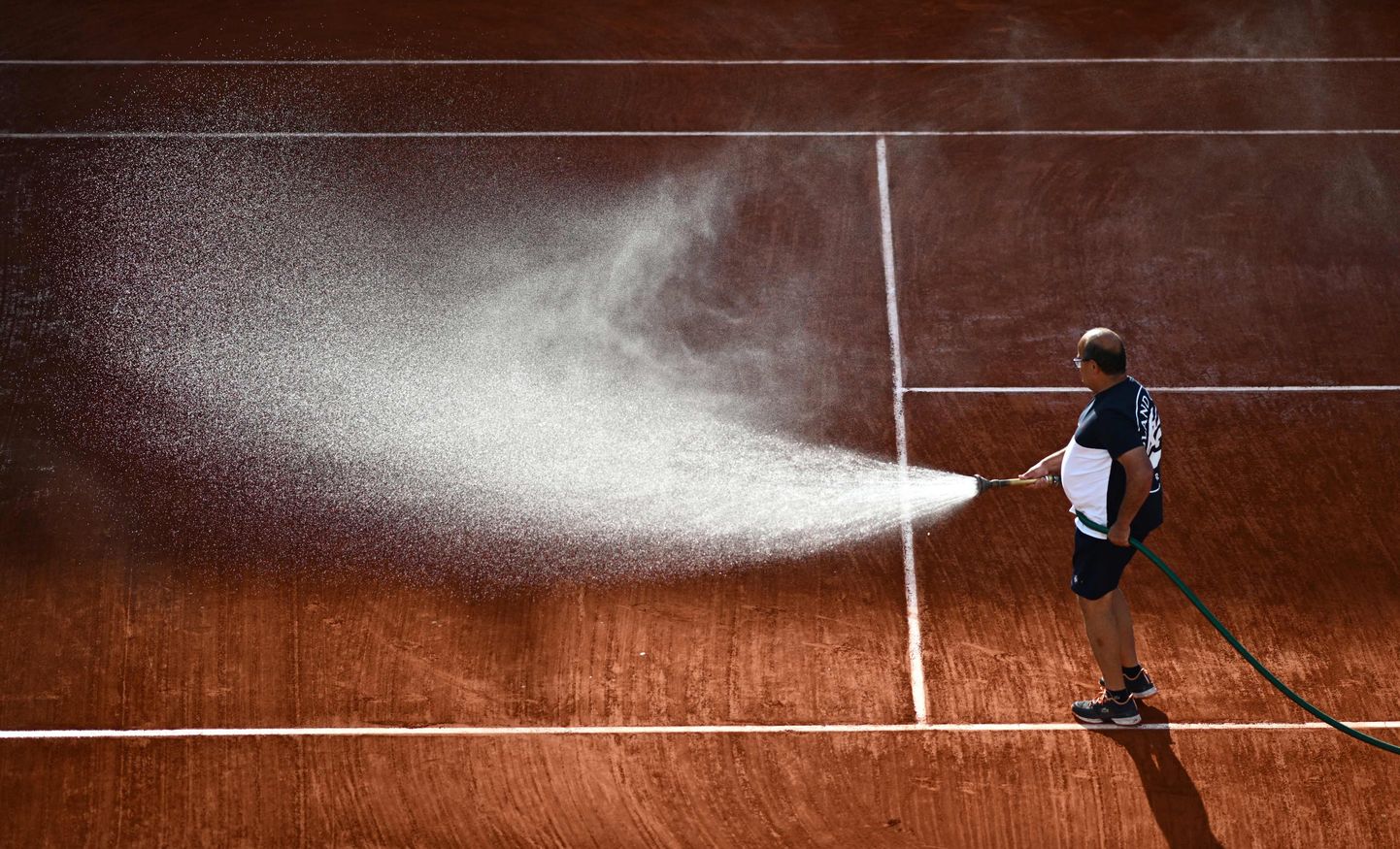 Wimbledoni teema langeb tenniseisade kurvastuseks maapinnale veelgi aeglasemalt kui Roland Garrosi väljakutele pihustatav vesi.