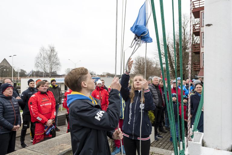 R.O.P.K.-i õpilane Aleksander Kuusik ja Kalevi Jahtklubi Purjespordikoolist Karolin Härm said hooaja avamise väärikaima ülesande – heisata klubi lipp.