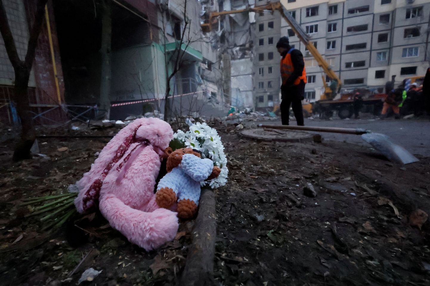 Lilled ja mänguasjad Vene raketirünnakus hävitatud Dnipro kortermaja kõrval.