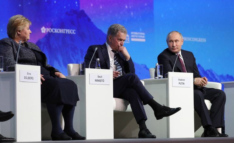 Norra peaminister Erna Solberg (vasakul), Soome president Sauli Niinistö (keskel) ja Venemaa president Vladimir Putin 9. aprillil Peterburis toimunud Arktika foorumil. 
