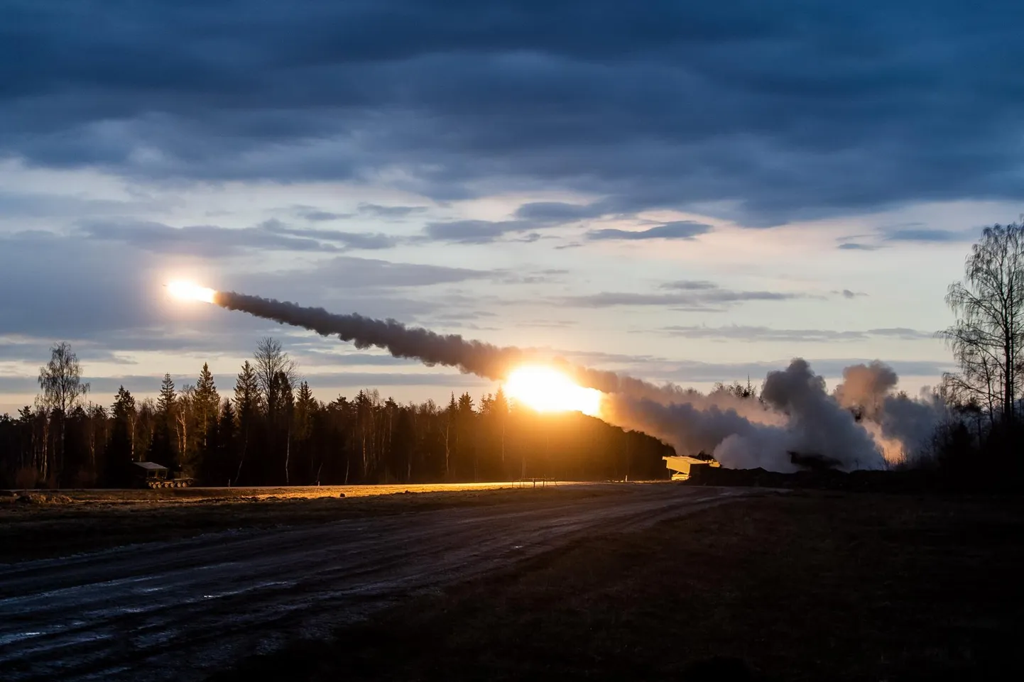 MLRS laskmised kaitseväe keskpolügoonil.