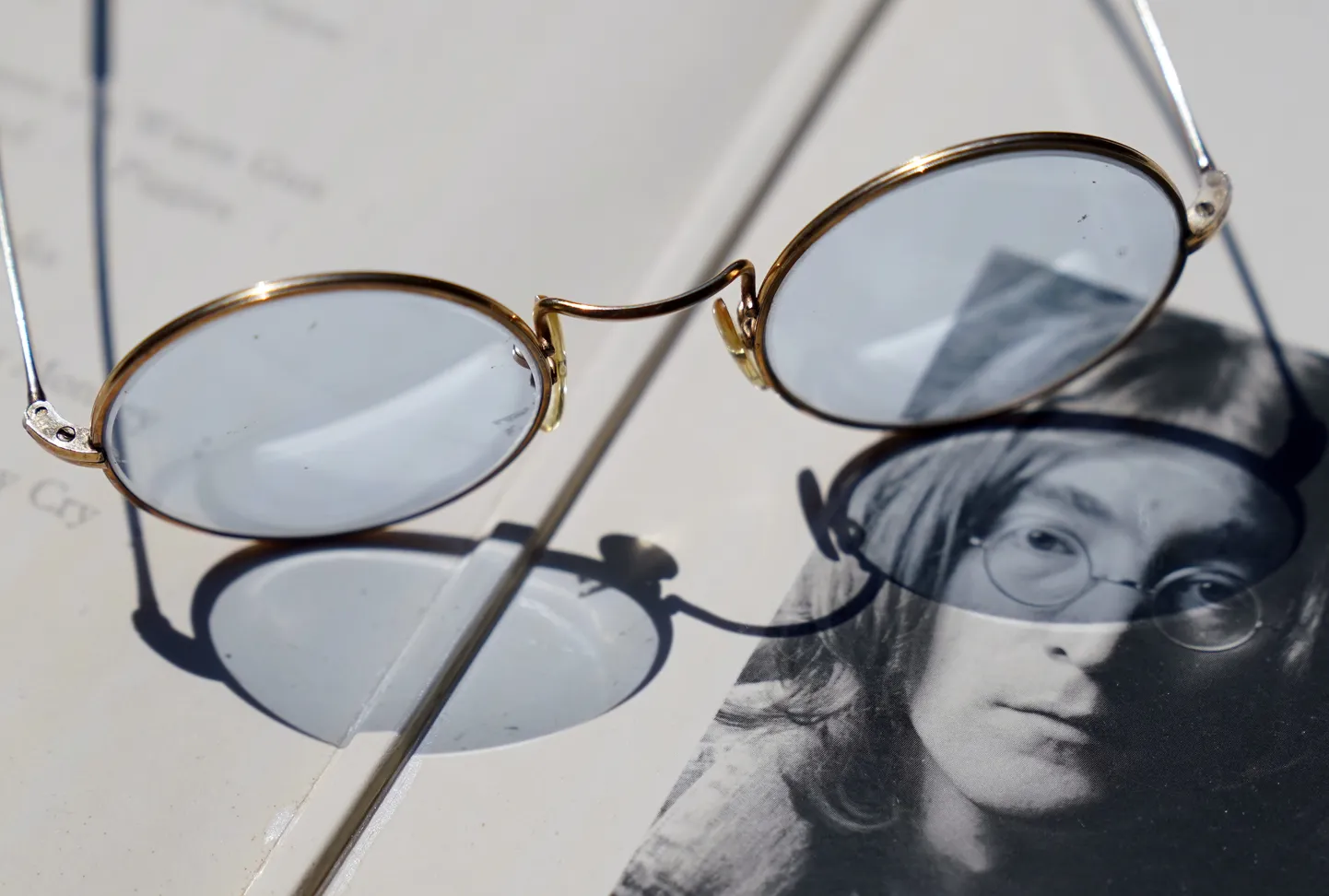 60ndate lõpus andis John Lennon ühe oma prillipaari mehele, kes tuli Abbey Roadi stuudiosse. Nüüd sai selle prillipaari endale mustkunstnik, kes Lennonit 70ndatel tundis.