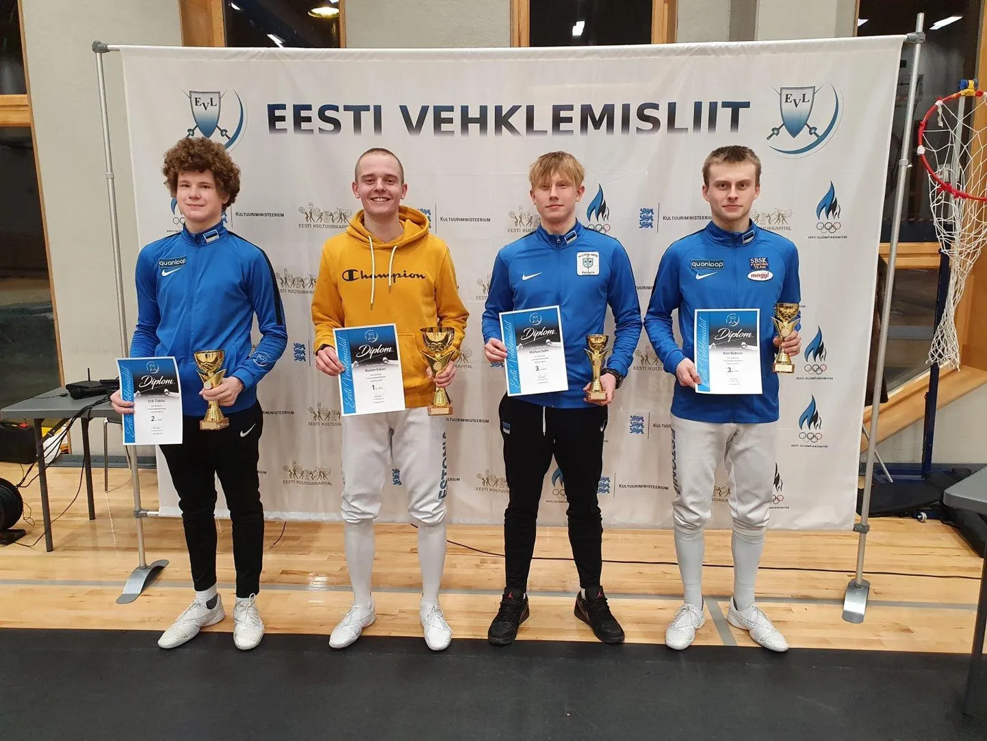 Eesti karikavõitjaks meeste epees krooniti Ruslan Eskov (vasakult teine), kes treenib Tartu spordiseltsis Kalev.