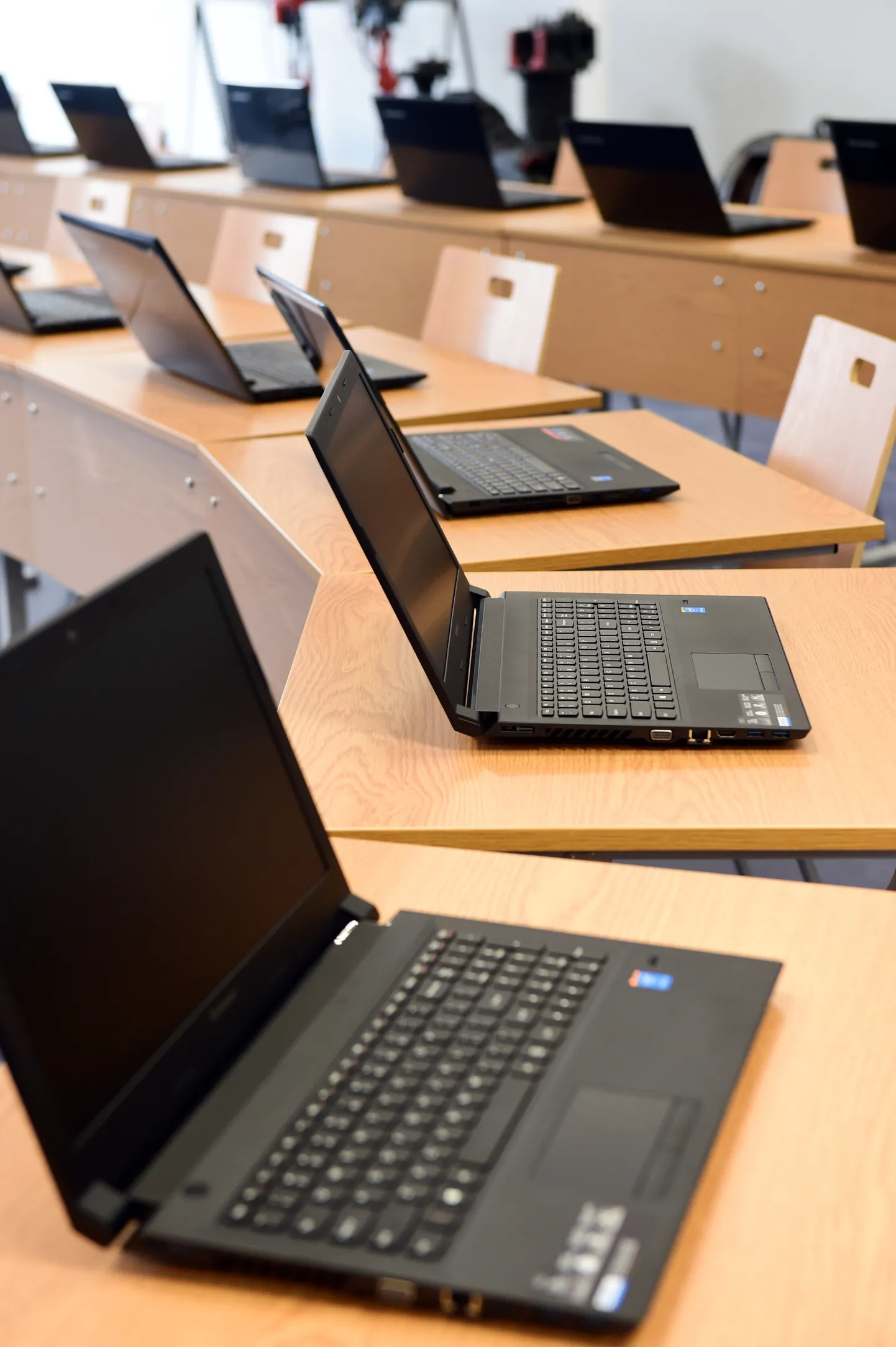 Rīgas Valsts tehnikuma praktisko mācību centra datortelpa.