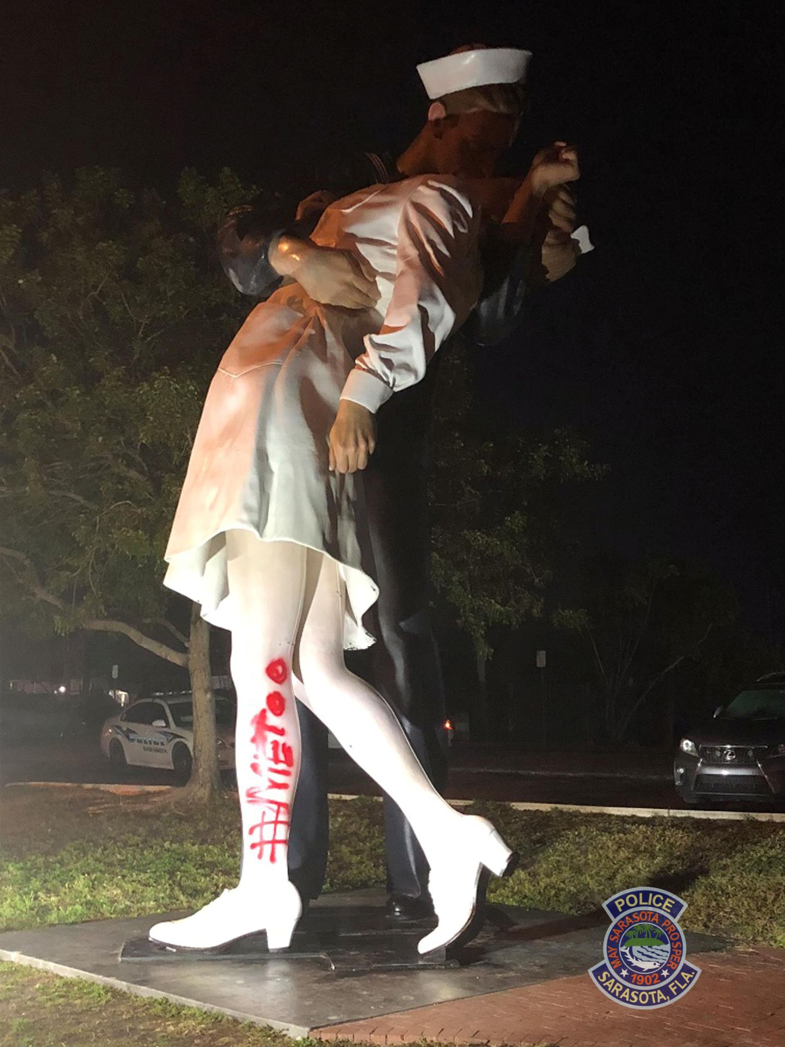Ar "#MeToo" grafiti apķēpāta statuja ar ASV jūrnieku, kurš kara beigās Taimskvērā skūpsta medmāsu