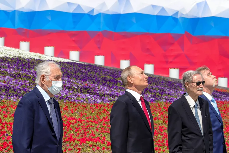 Venemaa president Vladimir Putin andis reedel pandeemiast hoolimata üle aurahasid.