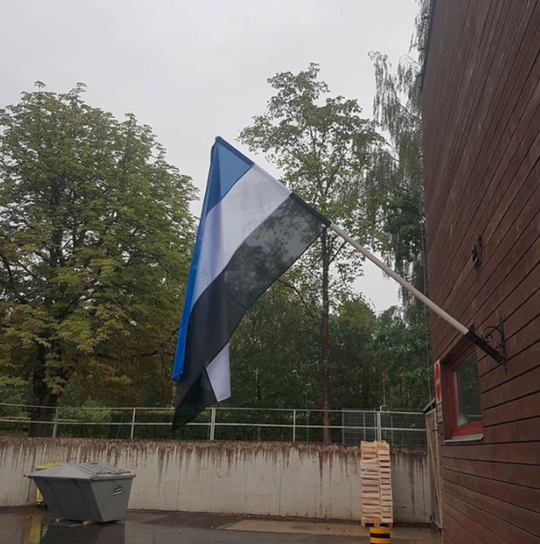 Viljandi Maxima on heisanud sini-valge-musta lipu.