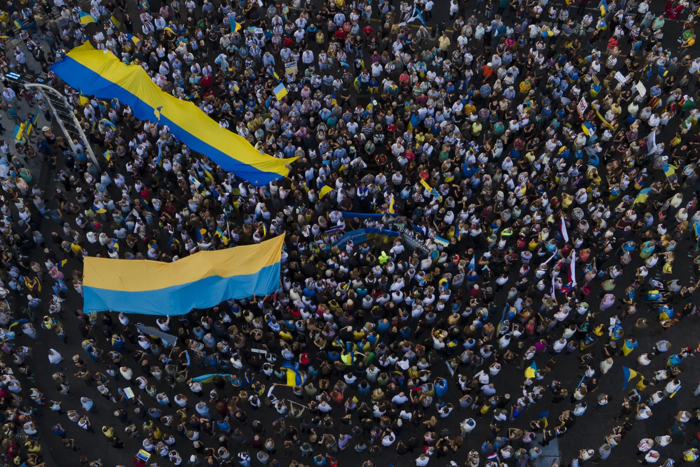 Протесты в Буэнос-Айресе. Люди вышли поддержать Украину.