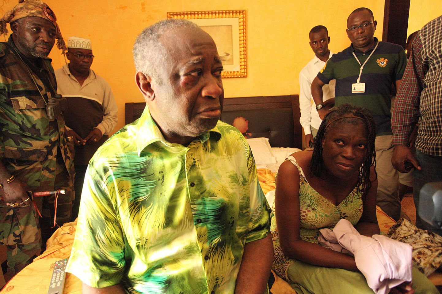 Elevandiluuranniku endine diktaator  Laurent Gbagbo koos abikaasa Simone'iga Abidjanis Hotel du Golf numbritoas aprillis 2011 pärast vahistamist. ÜRO andmetel tarnis Valgevene firma Belteheksport diktaatorile relvi.