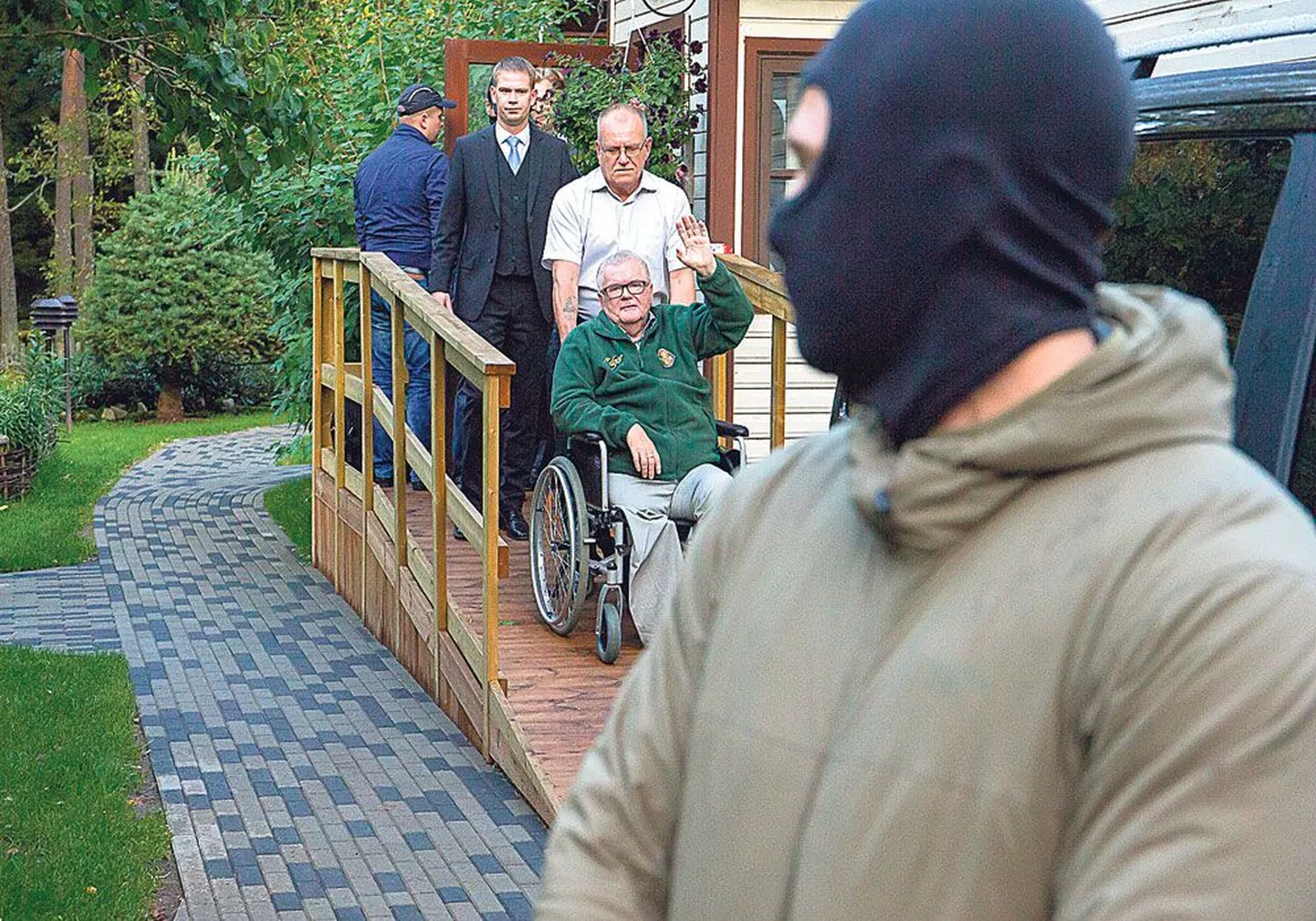 Отстраненный от должности мэр Таллинна Эдгар Сависаар, подозреваемый КаПо в неоднократном получении взяток, в ходе состоявшегося 22 сентября обыска на хуторе Хундисильма помахал рукой журналистам.