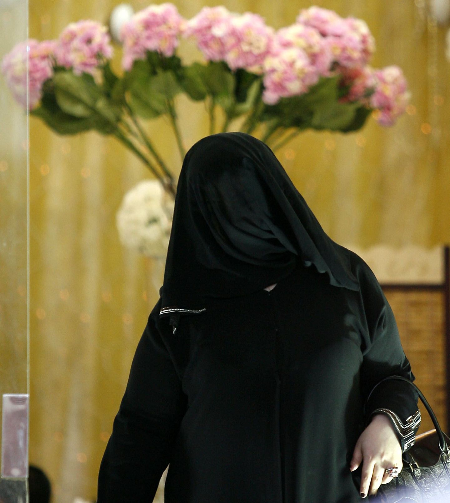 Saudi Araabia naine ostlemas.