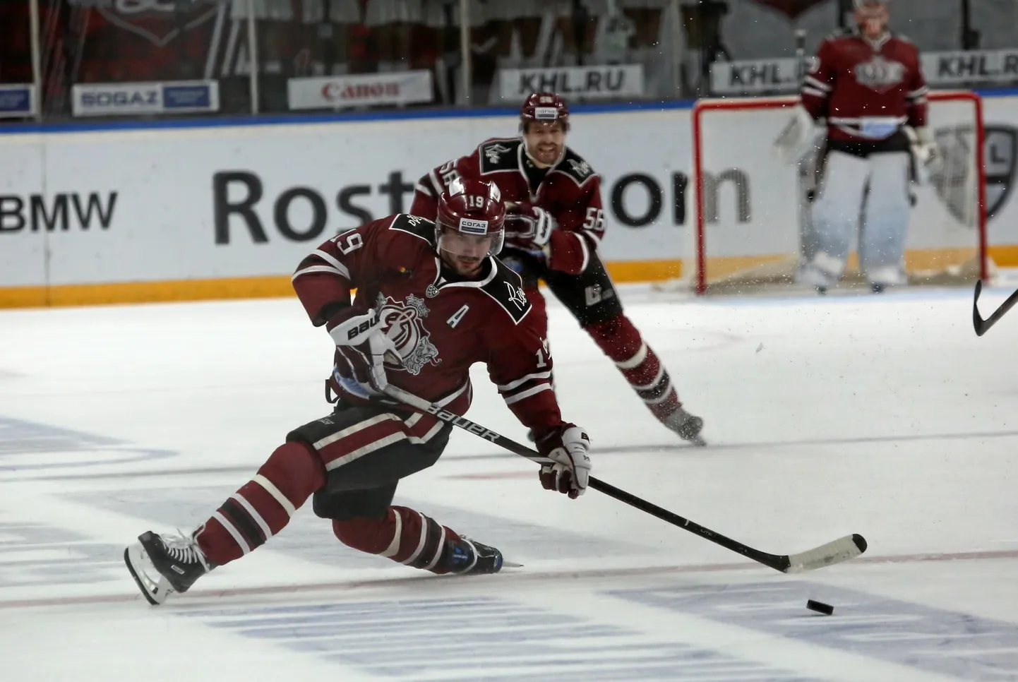 Rīgas ''Dinamo'' spēlētājs Miķelis Rēdlihs (nr.19,sarkans) Kontinentālās hokeja līgas spēlē starp Rīgas ''Dinamo'' un Habarovskas ''Amur'' komandām ''Arēnā Rīga''.