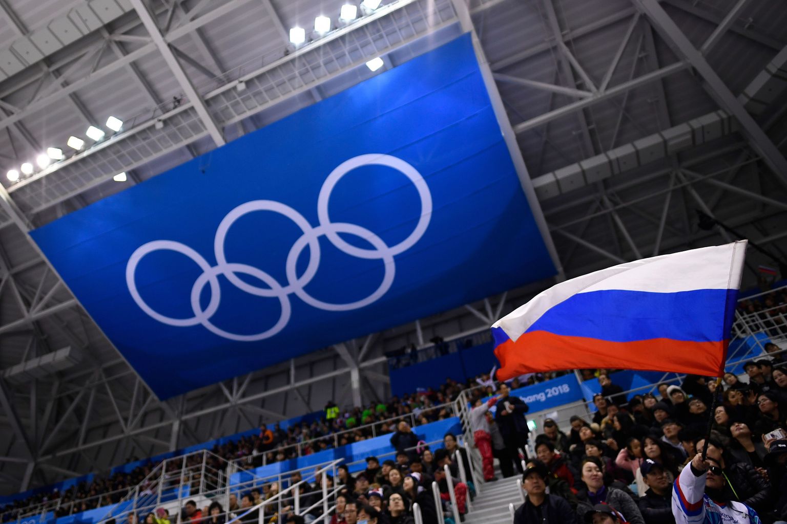 Krievijas karogs un olimpiskie apļi