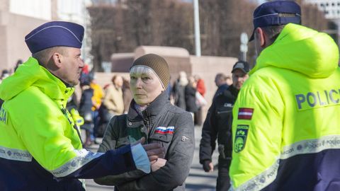 В Латвии арестована домохозяйка, вывесившая на окнах флажки РФ
