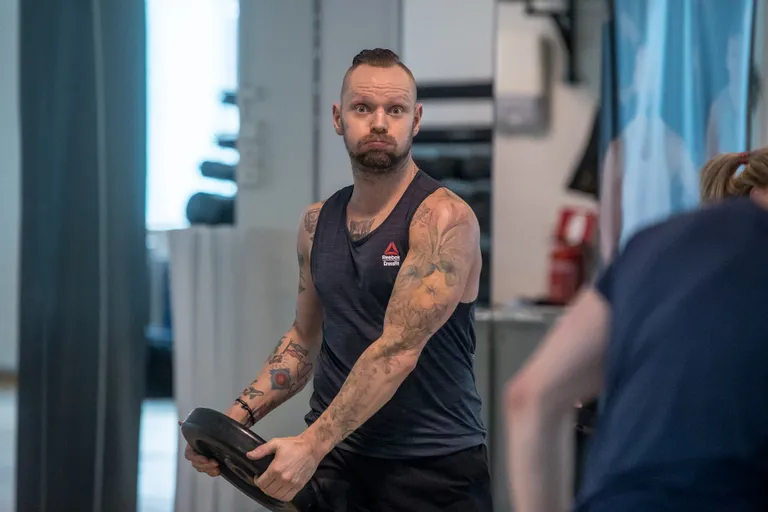 Kaspars Ozoliņš on koloriitne kuju – energiat täis, kere tätoveeringutega kaetud, elava miimikaga ja oma treeningust täiesti haaratud.