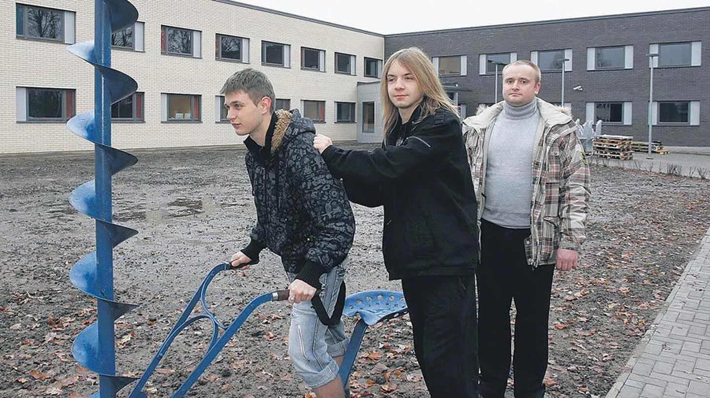 Adrakurgedest on haaranud maaturismi teenindust õppiv Reymo Rebane, teda toetab Kristjan Juhkam ja silma hoiab peal Facio Ehituse objektijuht Hindrek Rootsmaa. Keset õue seisvast
metallkonstruktsioonist, milles leidub põllutööriistade detaile, saab tulevikus lehtla.