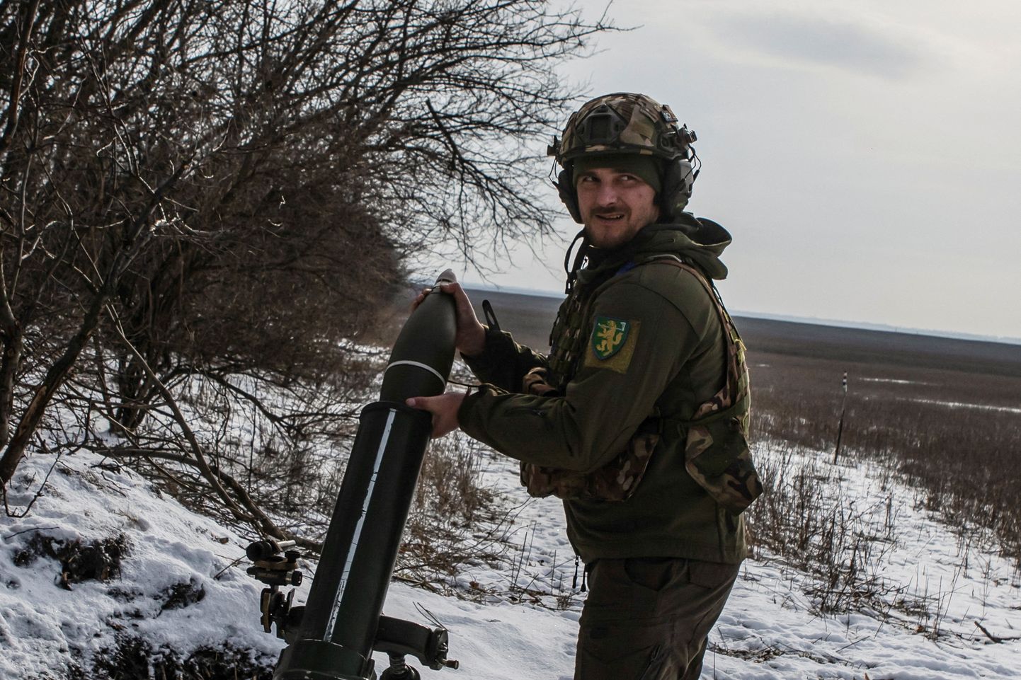 Ukraina sõdur laadimas miinipildujat Vuhledari lähistel 7. veebruaril.