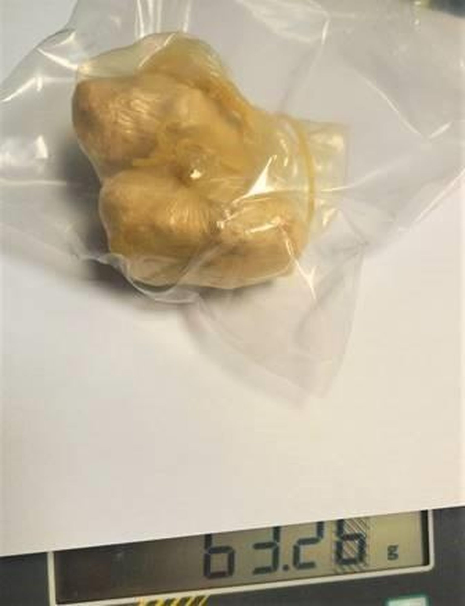 Pärnus peeti kinni inimene, kelle kehaõõnest avastati kaks kollakat pakki, aine reageeris fentanüüli kiirtestile.