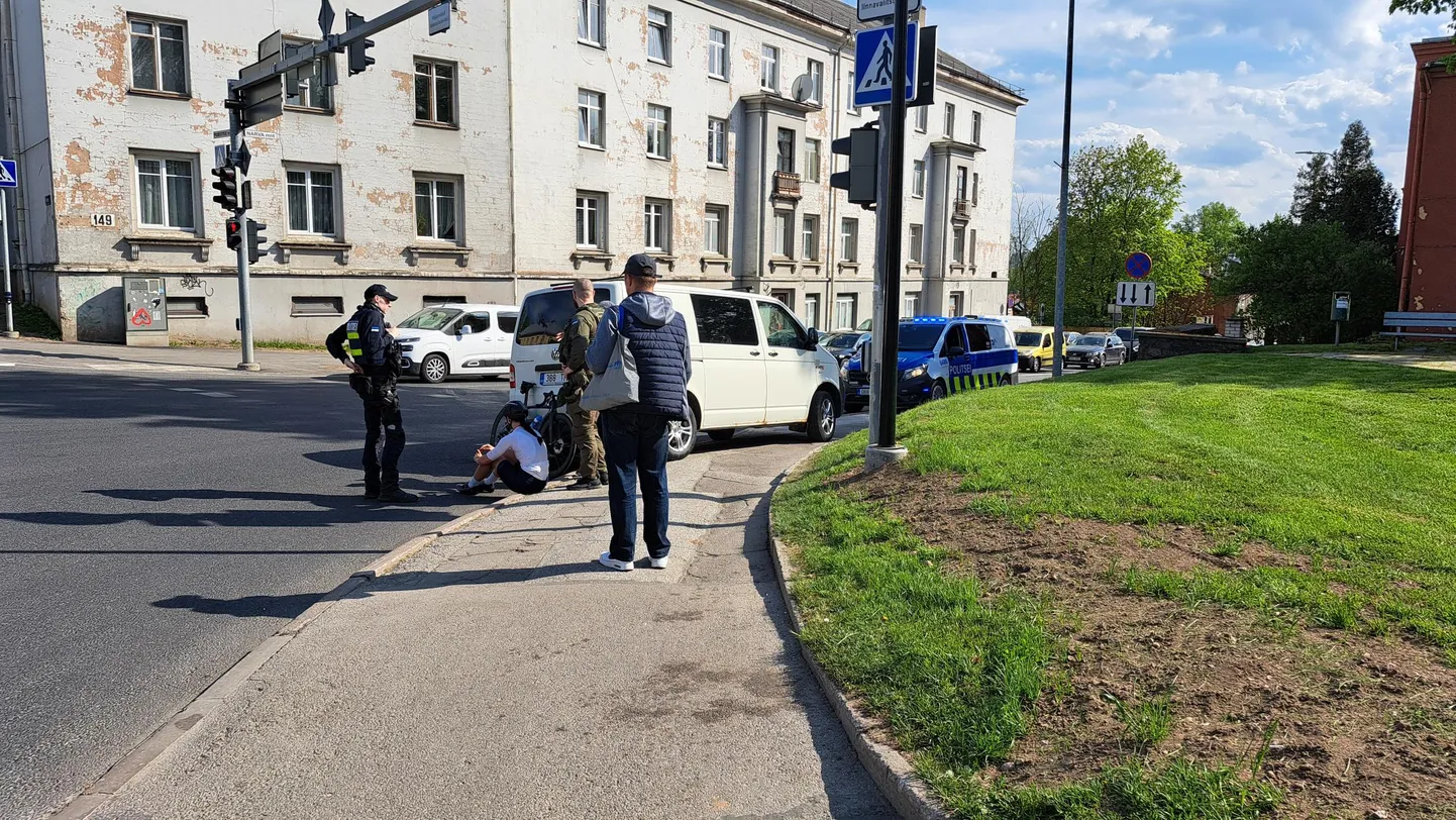 Kiivrit kandnud jalgrattur sai autoga kokku põrkes kergemaid vigastusi.