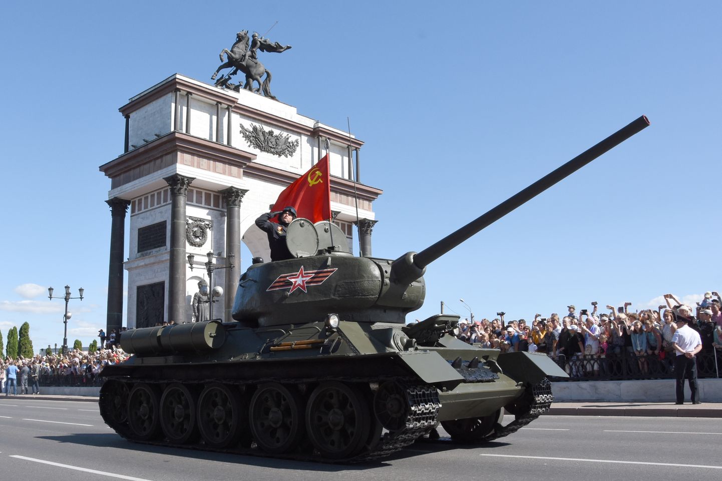 T-34 tank sõjaväeparaadil, millega tähistati 75 aasta möödumist Kurski lahingust.