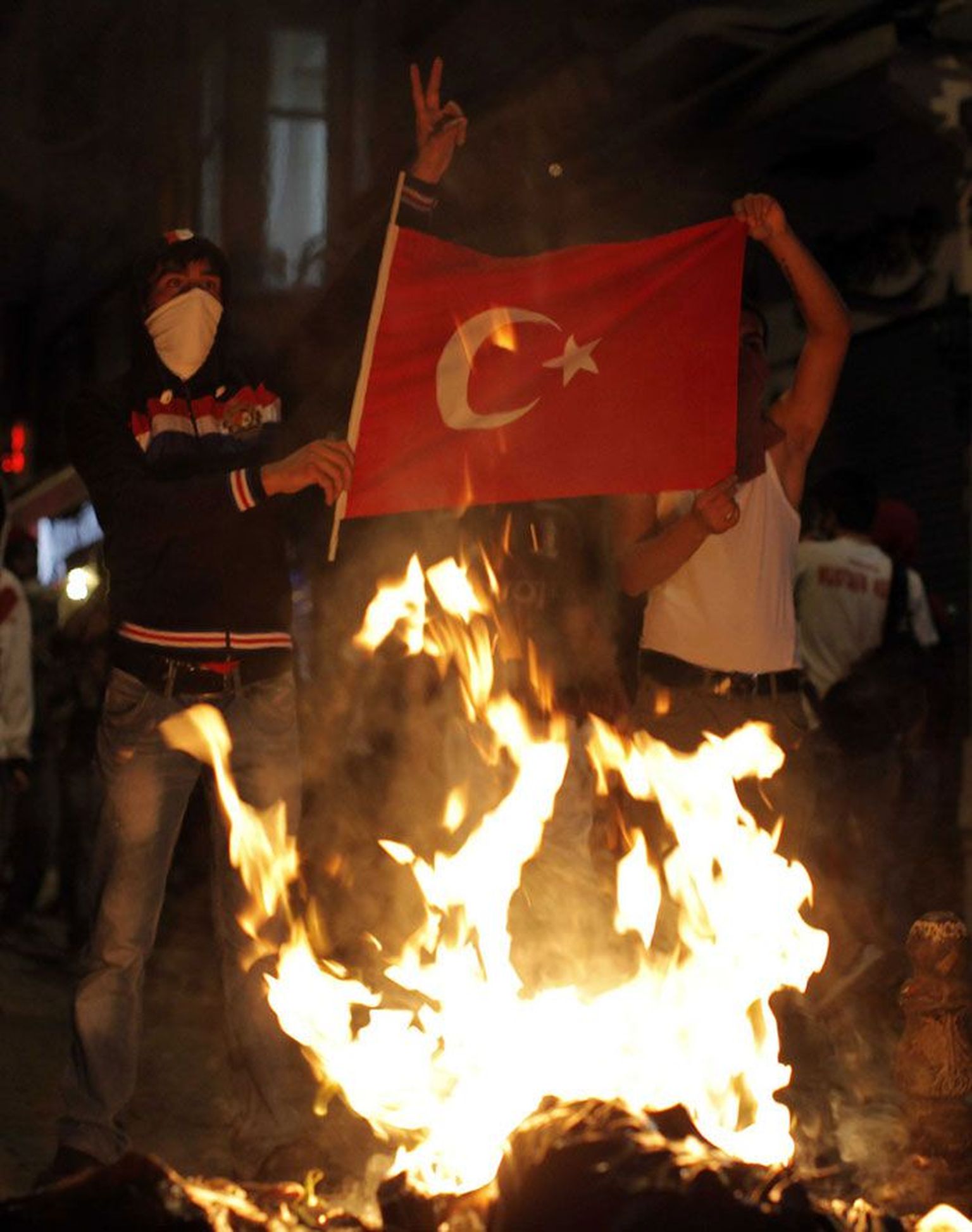 Türgi lipuga ja võidumärki näitavad meeleavaldajad Istanbulis.