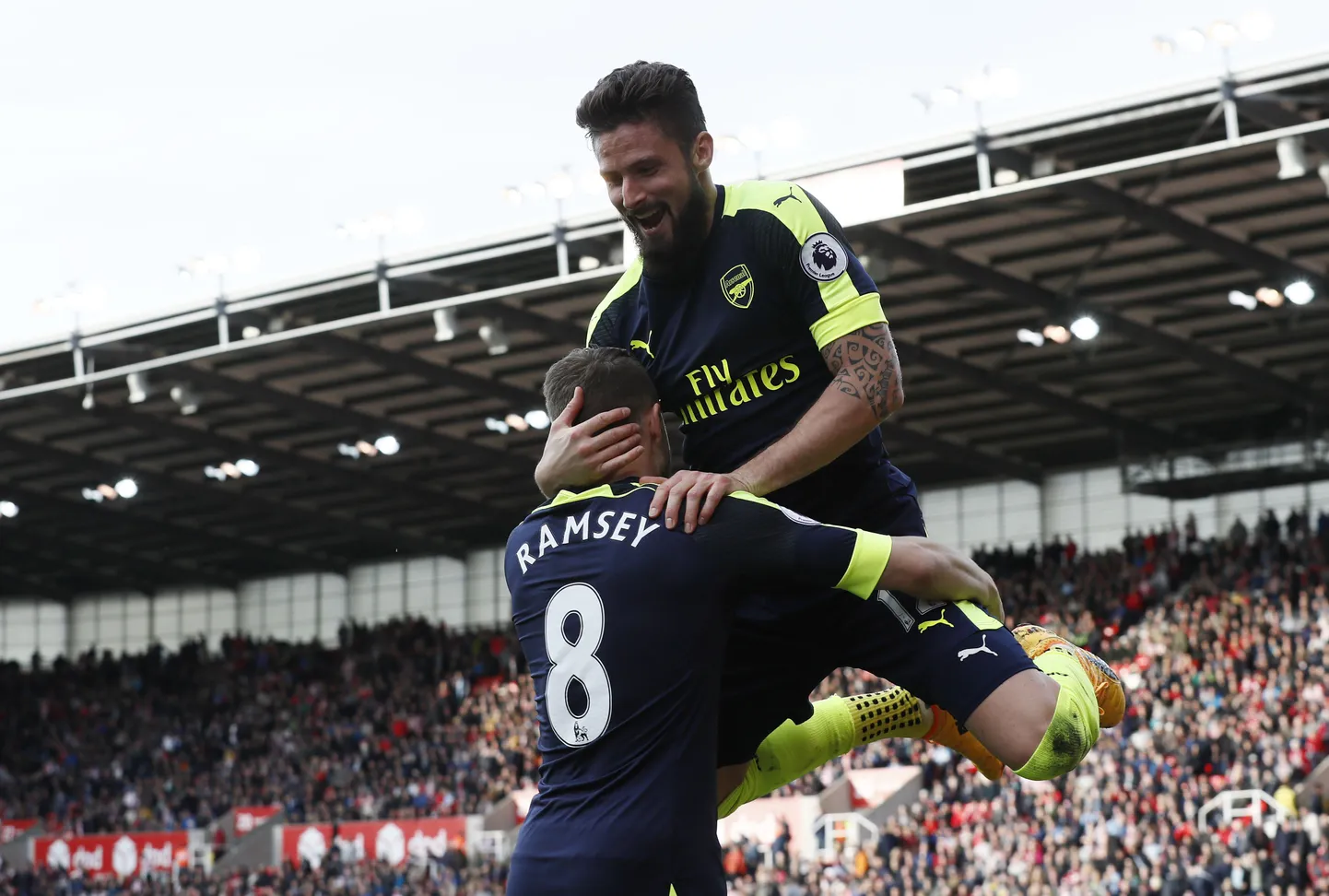Olivier Giroud (paremal) koos Aaron Ramsey'ga väravat tähistamas.