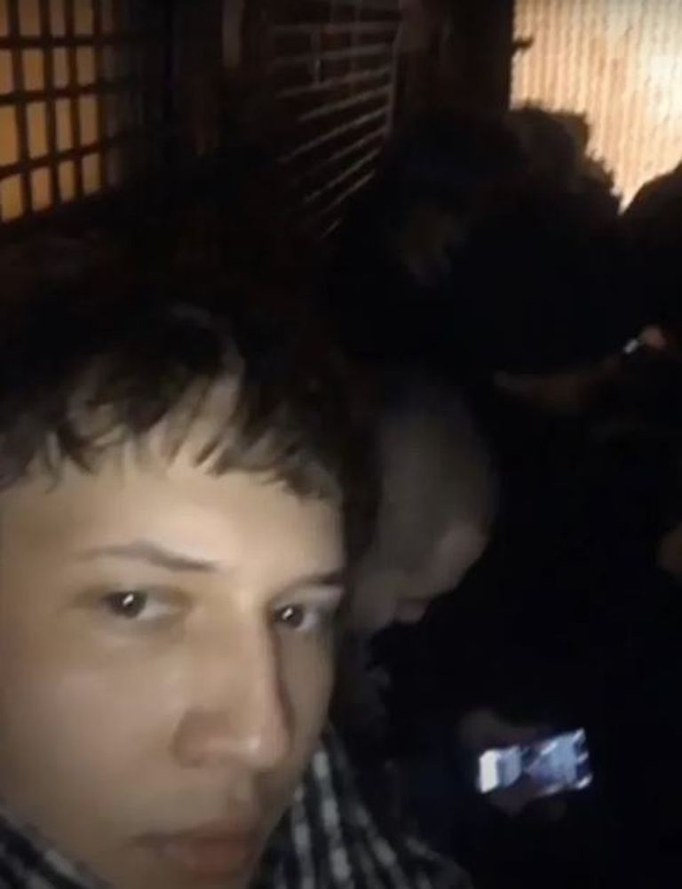 Дани Акель в автозаке после задержания на митинге 23 января 2021 года. Скриншот из программы «Вести» на телеканале «Россия 1»