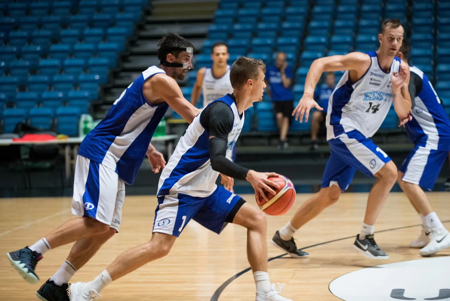 Eesti korvpallikoondise kolmapäevane treening peeti Saku suurhallis. Enne mängu Belgiaga saab meeskond täna hommikul ära proovida ka Tartu ülikooli spordihoone uue saali.