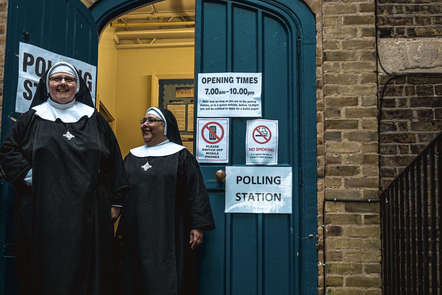 Tyburni kloostri nunnad väljumas valimisjaoskonnast Londonis. 