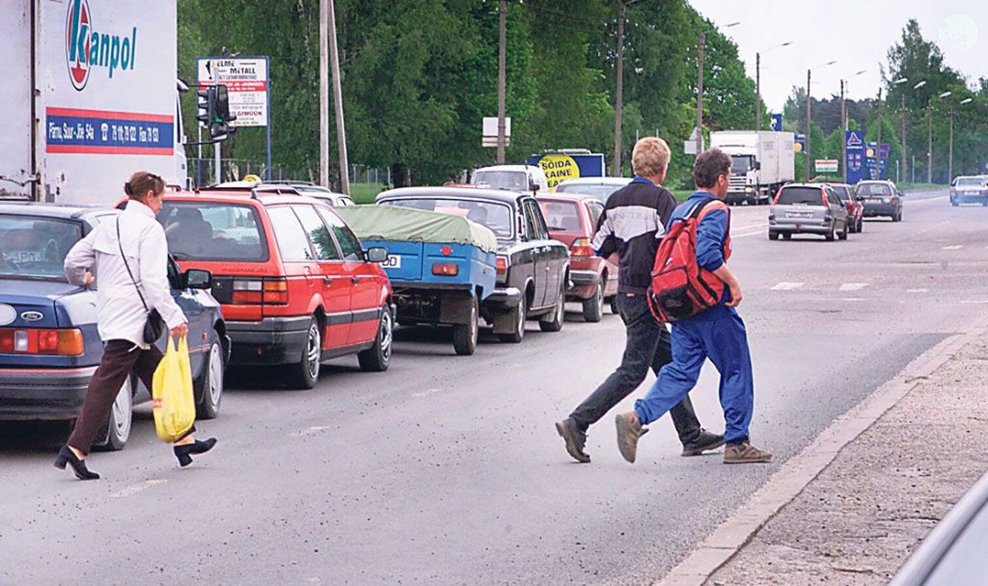 Isegi reguleeritaval ristmikul ei viitsi jalakäijad vöötrajani kõndida, vaid tormavad üle tee autode vahelt.