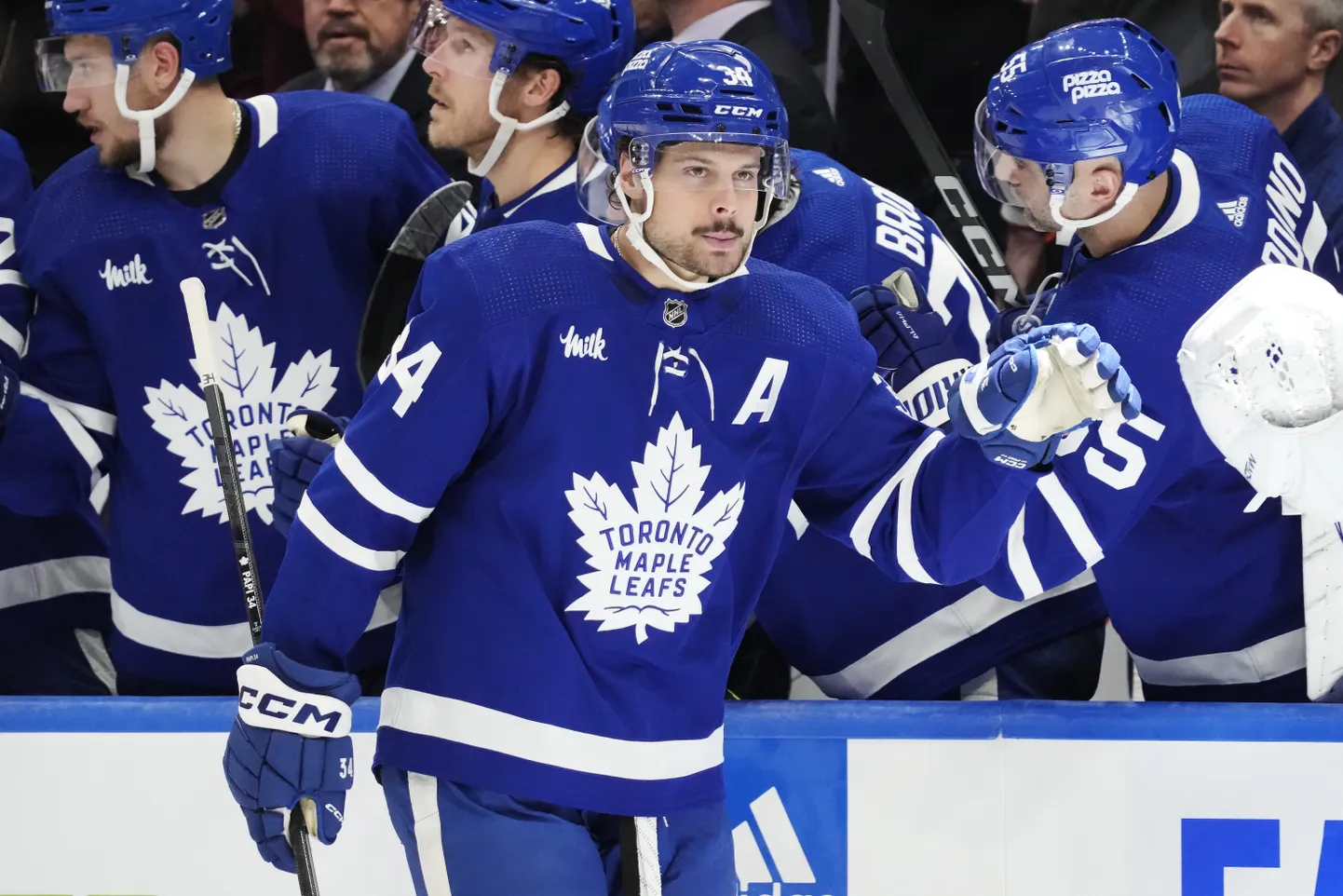 NHL zvaigzne Ostons Metjūss