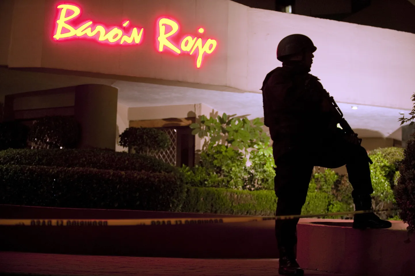 Mehhiko politseinik eelmisel kuul restorani ees, mille olid enda kätte haaranud relvastatud isikud. Kolm neist sai tulevahetuse käigus surma.