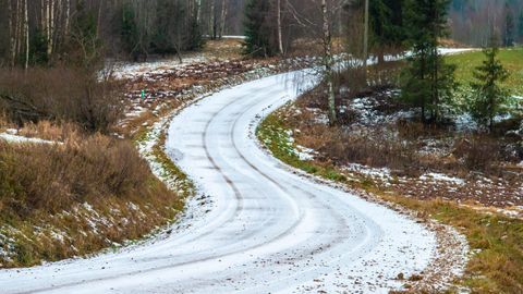 ILMAJAAM HOIATAB ⟩ Lumi ja miinuskraadid muudavad teed libedaks