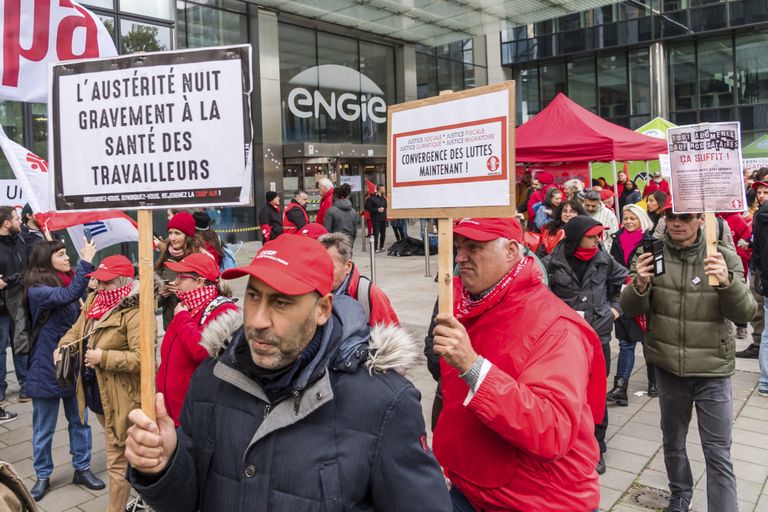 Ametiühinguliikmed demonstreerivad kommunaalettevõtte Engie peakontori ees Brüsselis.